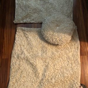 2 shams and the pillow. NEW